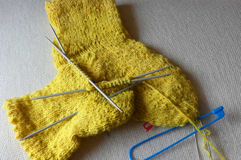 gelbe Socken mit Mäusezähnchenrand für gute Laune