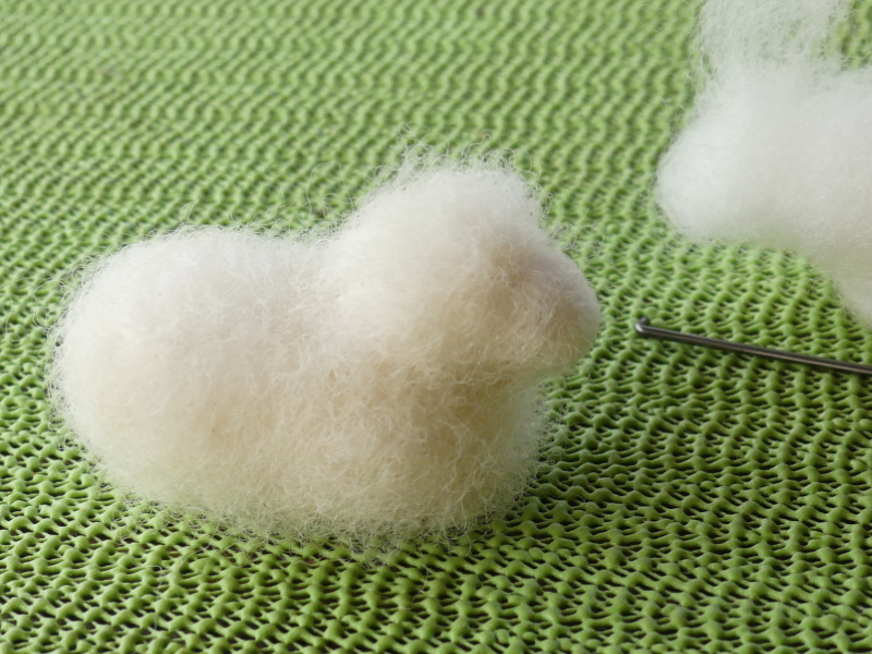 Nadelfilzen: zuerst entsteht der Korpus aus weißer Wolle
