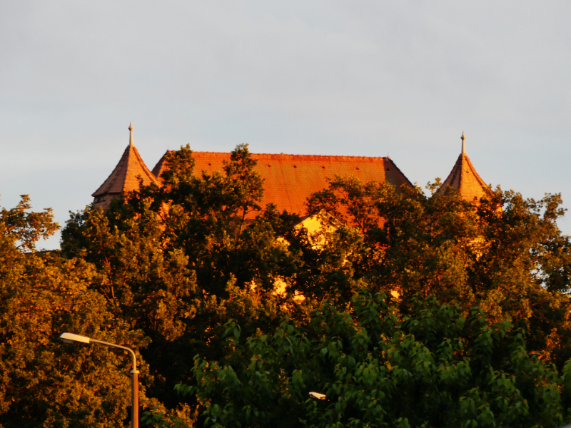 Das Dach der Friese, des ehemaligen Friesen-Krankenhauses, in der Abendsonne