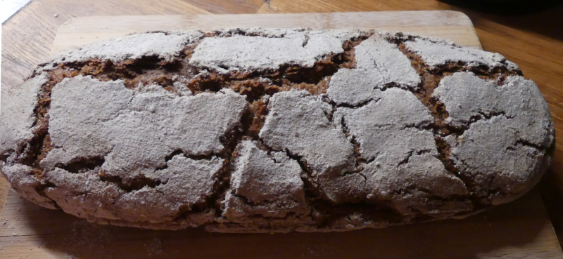  gute Nachrichten: Das erste Roggenvollkornbrot ist fertig.
