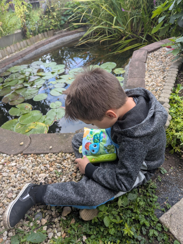 der Enkel im Garten