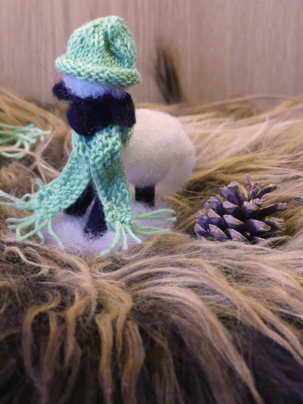 Nadelfilten und Stricken: Schäfchen mit Mütze und Schal
