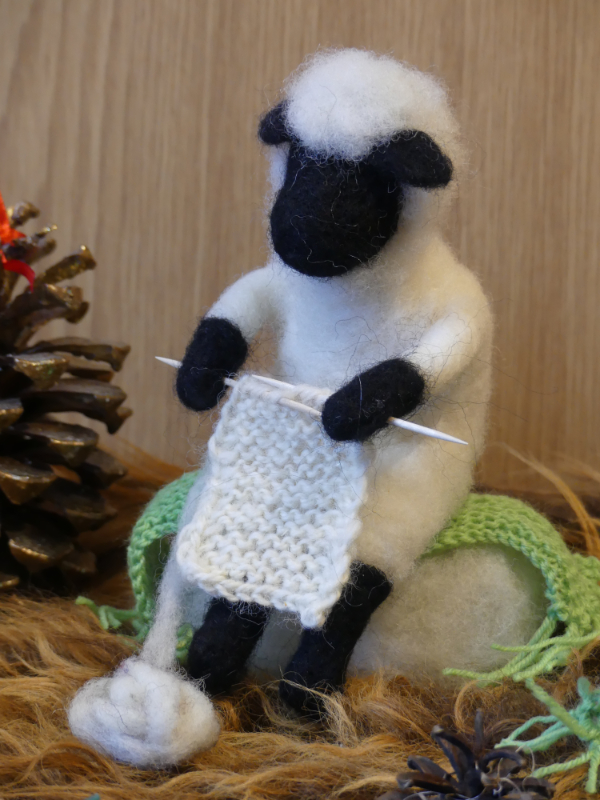 Mit der Nadel gefilzt: strickendes Schaf
