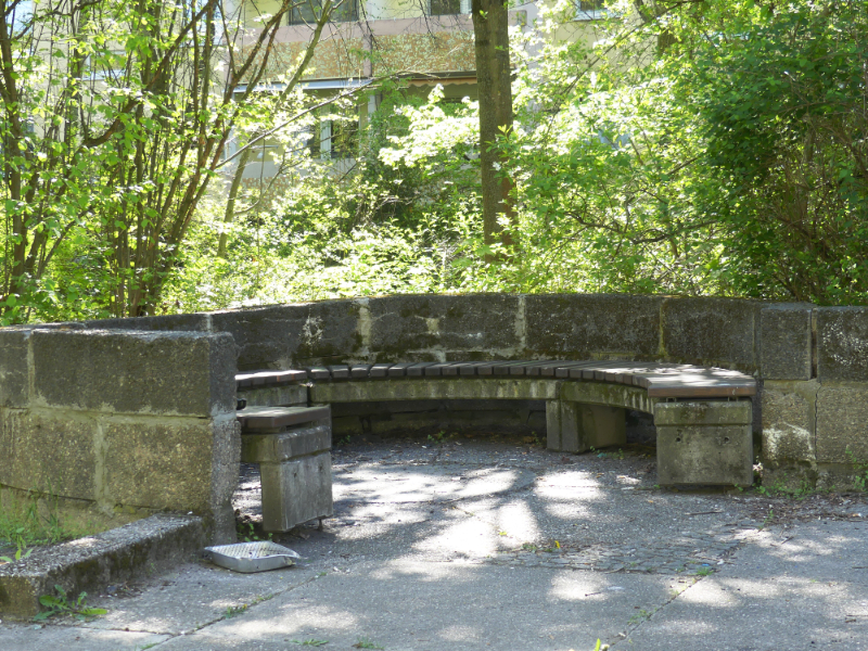 Bänke und Sitzgelegenheiten